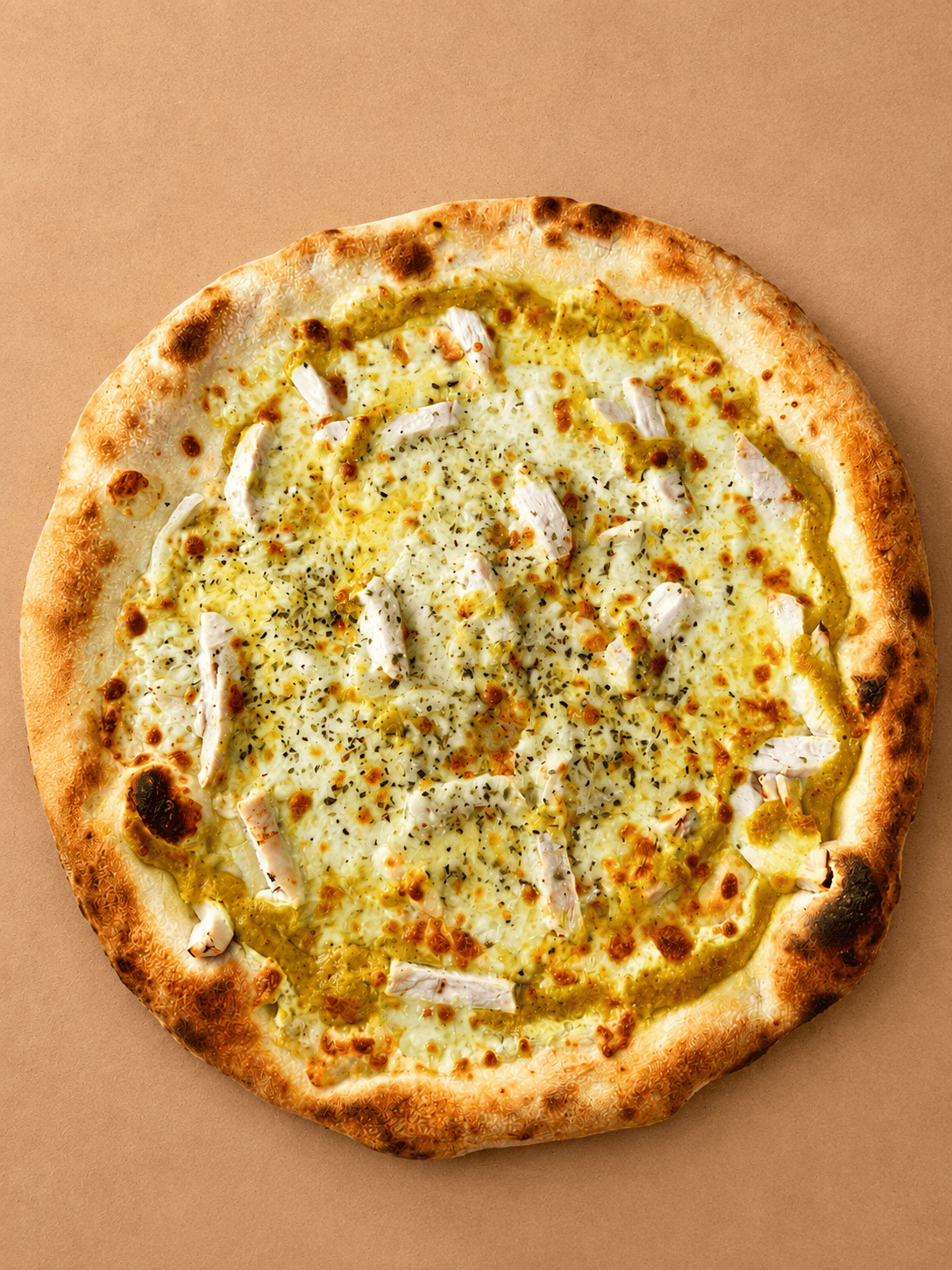 Pizza blanche Lambesc Indienne – mozzarella, poulet curry, oignons et origan – La Spéciale